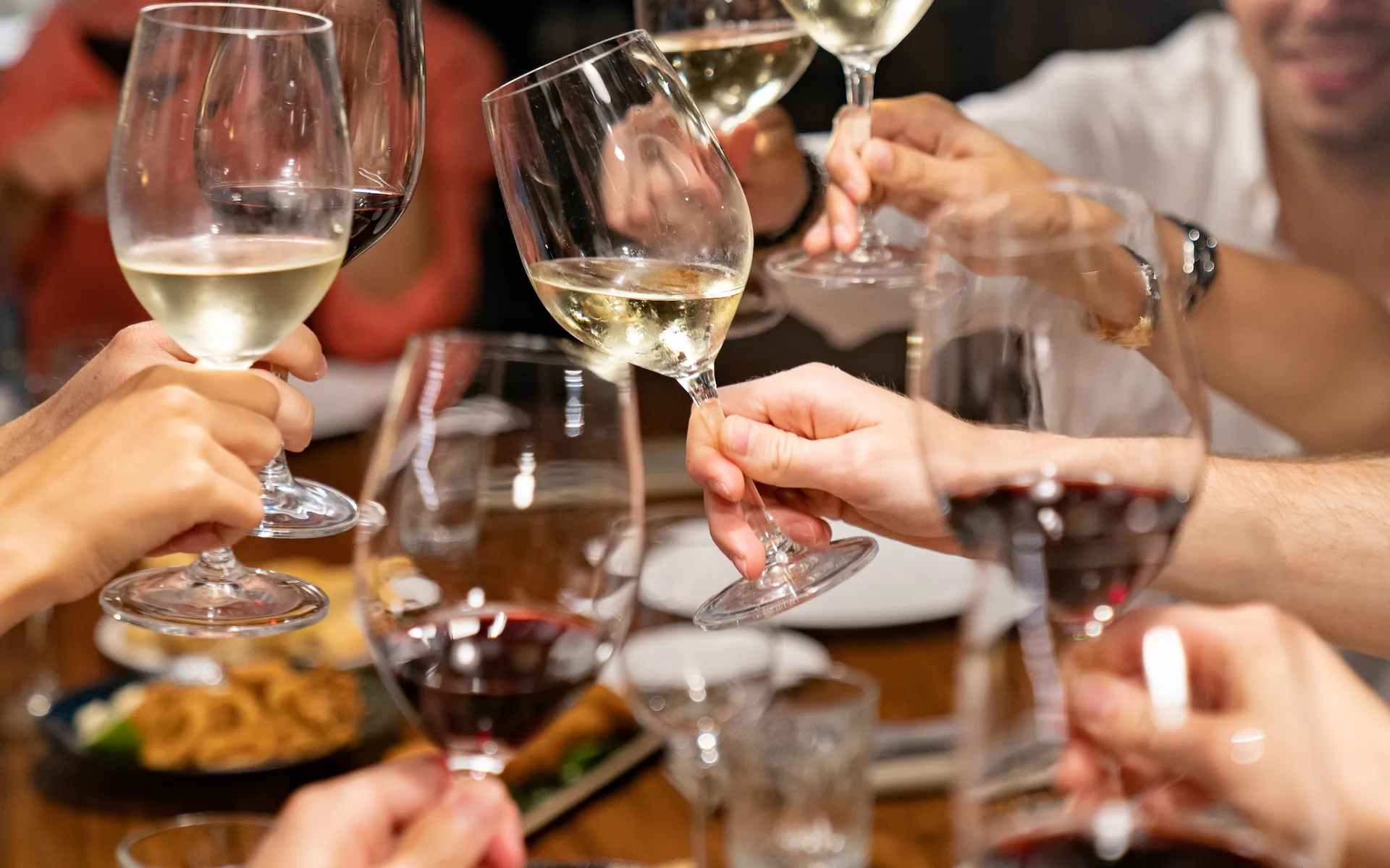 Brindis en Carbònic Restaurant Salou - lounge y coctelería de autor